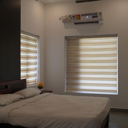 Blue Lake Villa Kollam Esterno foto
