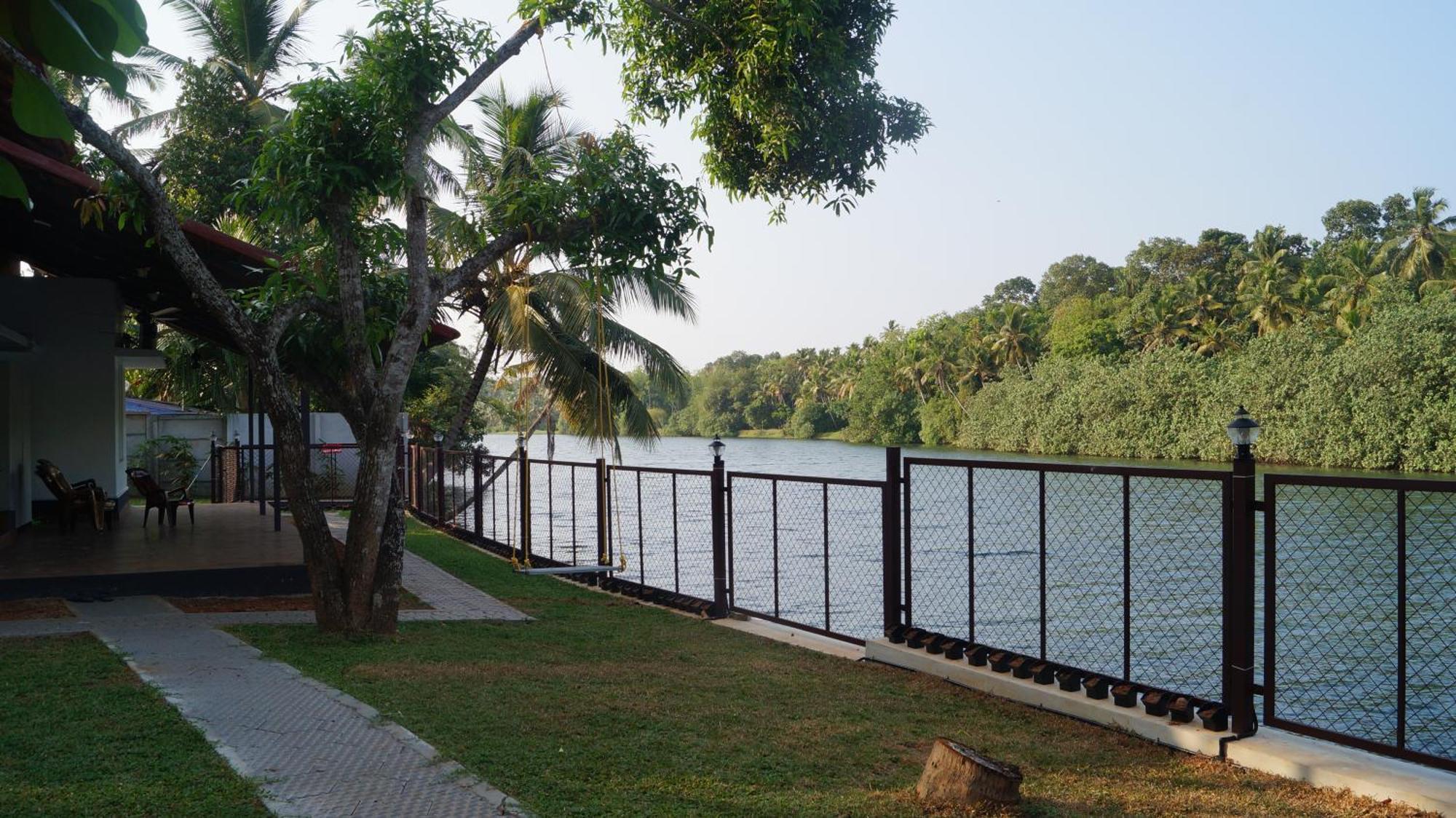 Blue Lake Villa Kollam Esterno foto