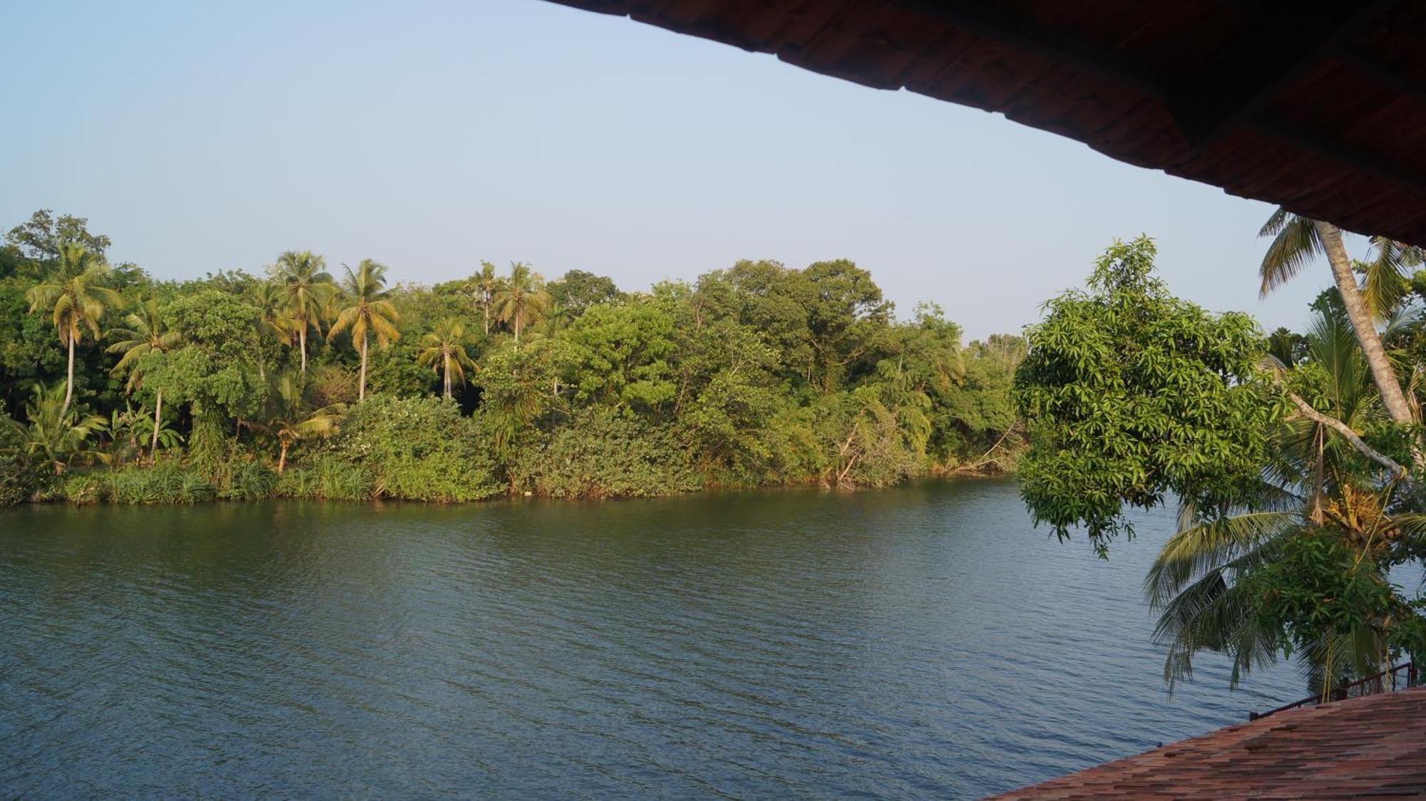 Blue Lake Villa Kollam Esterno foto