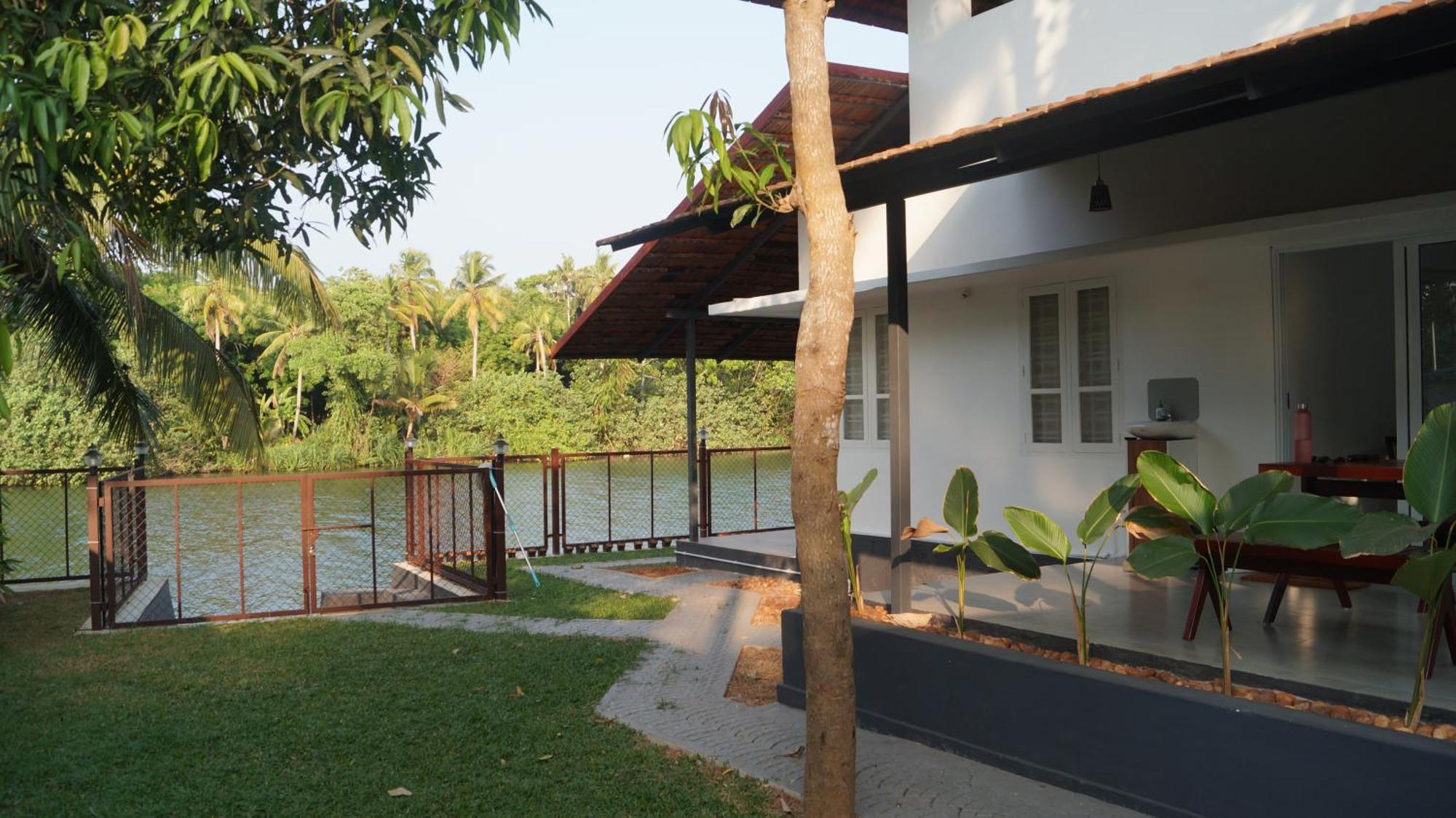 Blue Lake Villa Kollam Esterno foto