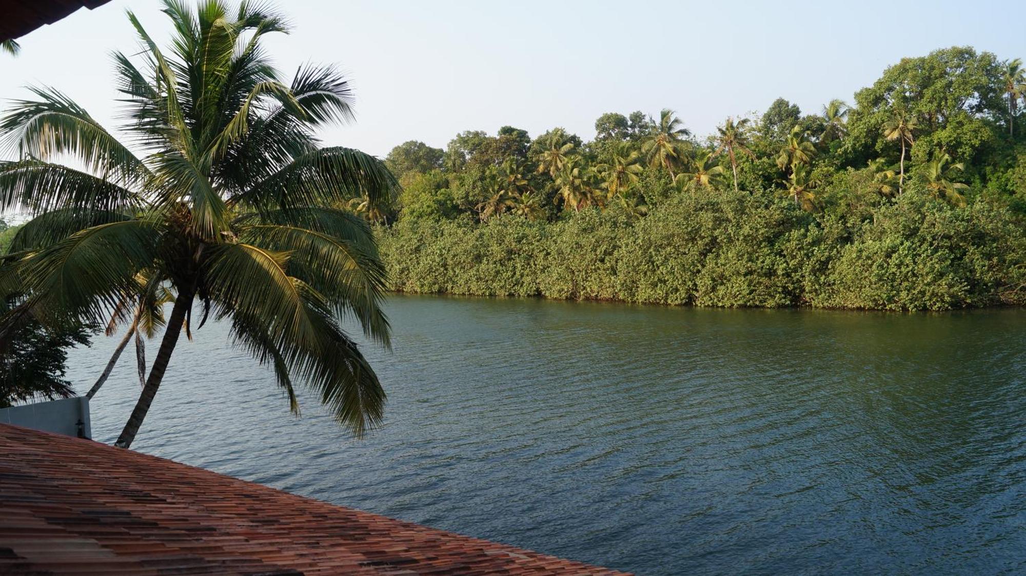Blue Lake Villa Kollam Esterno foto