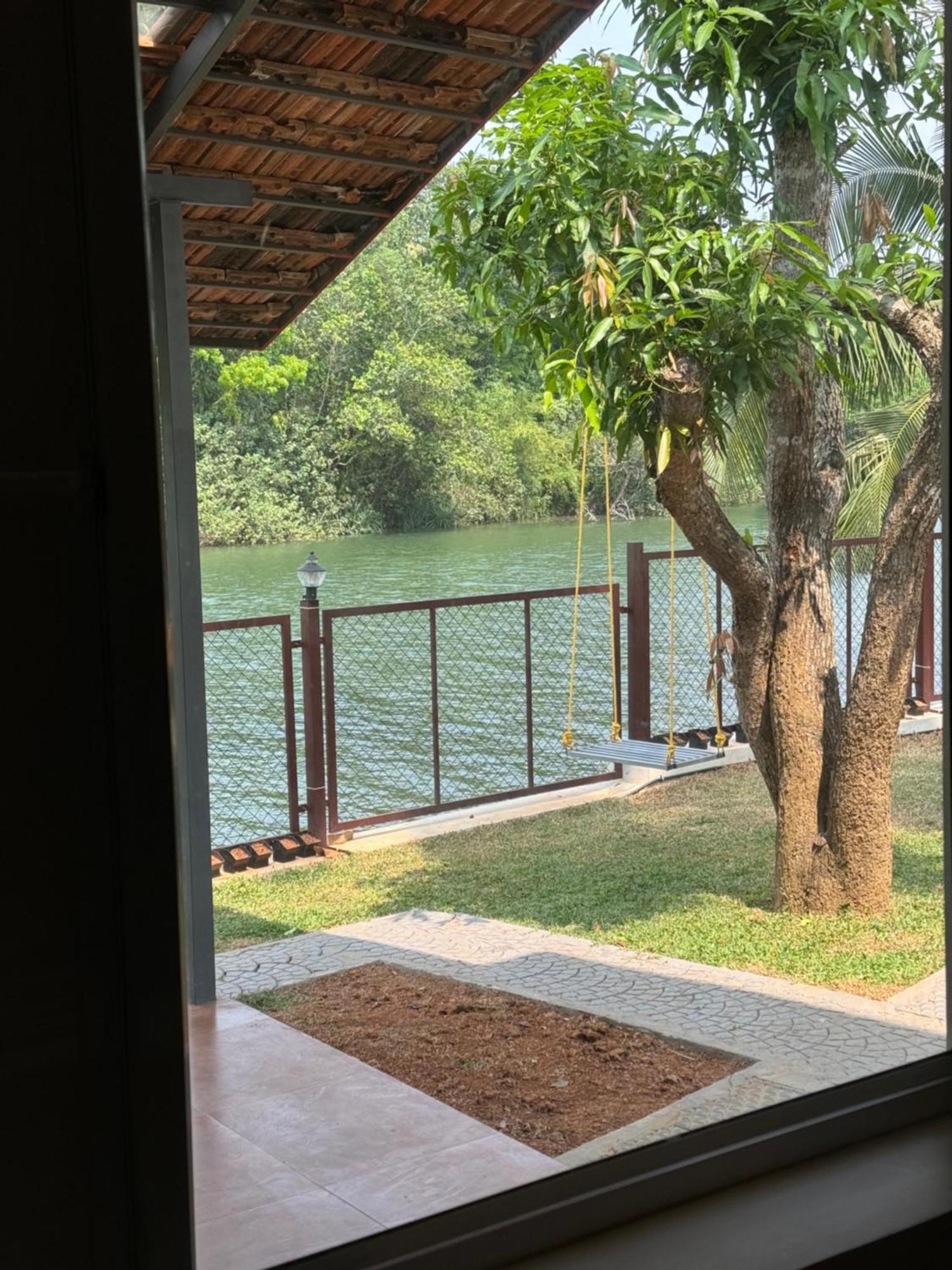 Blue Lake Villa Kollam Esterno foto