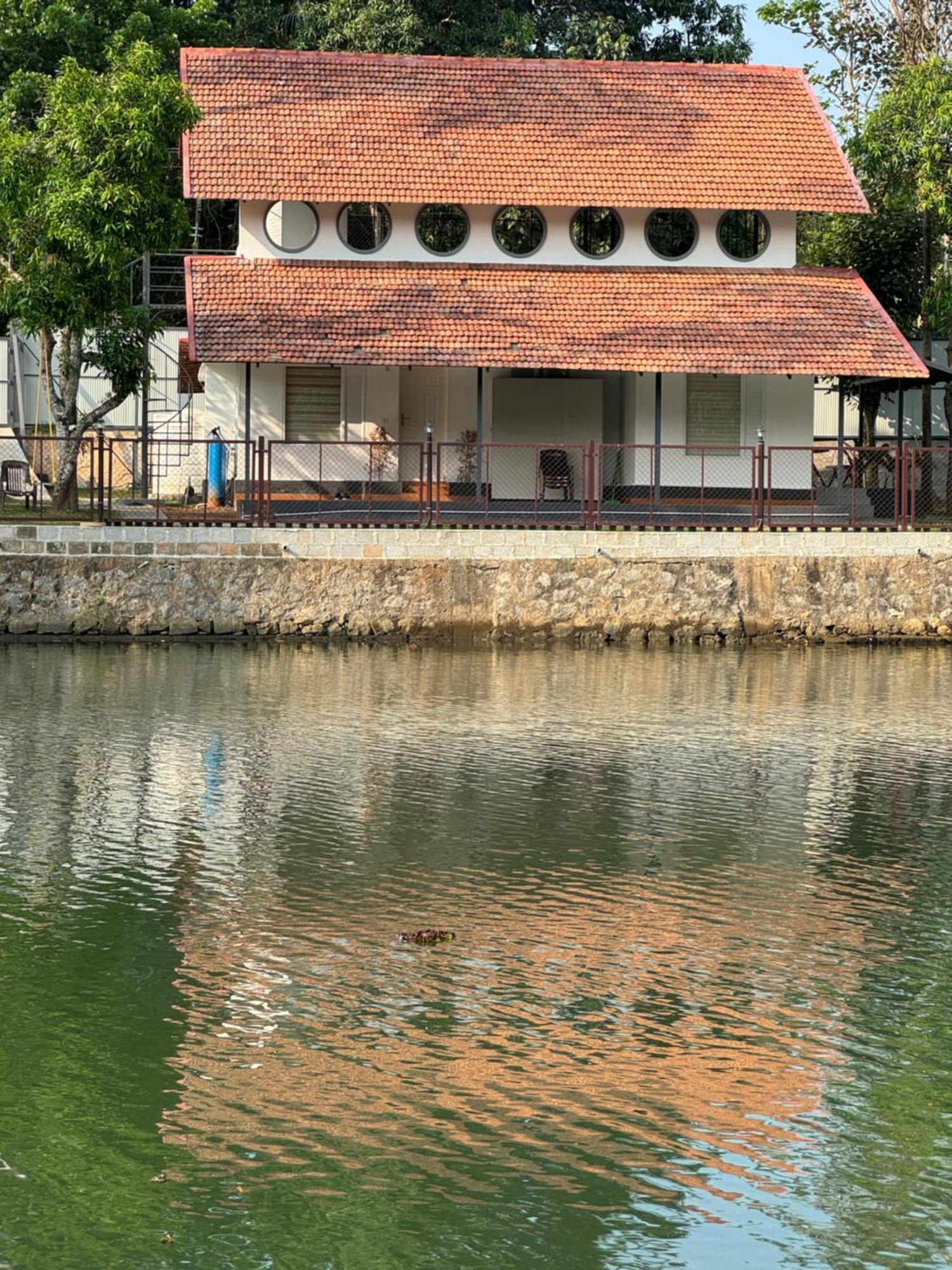 Blue Lake Villa Kollam Esterno foto